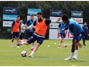 Fenerbahçe önce salonda sonra sahada çalıştı