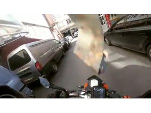 Başına halı düşen motosikletli neye uğradığına şaşırdı