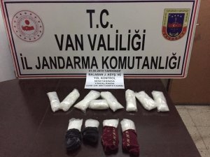 Otobüste yastık içerisinde çoraplara gizlenen uyuşturucu ele geçirildi