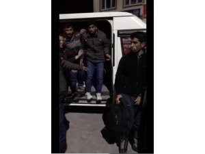 Koltukları sökülen minibüste 50 kaçak göçmen yakalandı