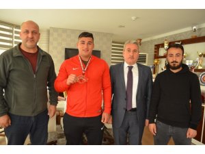 Halterde bronz madalya Kayabaş’ın
