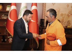 Bulduğu cüzdanı sahibine teslim eden belediye görevlisi altınla ödüllendirildi