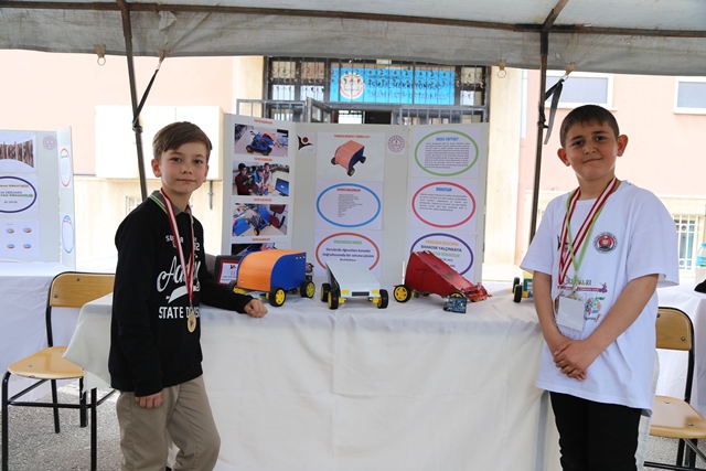 Ortaokul öğrencileri temizlik robotu yaptı