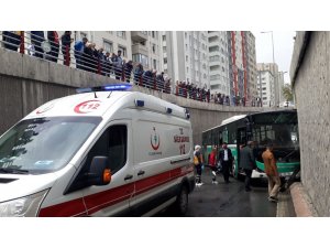 Özel halk otobüsü alt geçitte kaza yaptı: Çok sayıda yaralı var