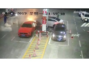 Kontrolden çıkan araç benzin istasyonuna daldı