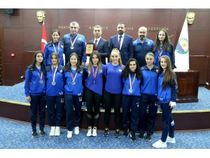 Gölbaşılı hentbolcular madalyalarını Başkan Şimşek’e sundu