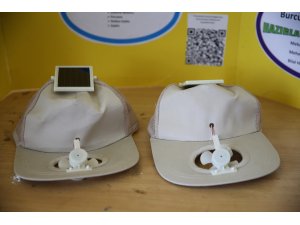 Öğrencilerden yaz sıcakları için "serinleten şapka"