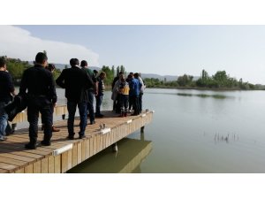 Göle atlamak isterken polis yakaladı