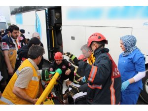 TEM’de otobüs tıra çarptı: 7 yaralı