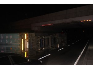 Bakırköy’de alt geçide çarpan tır devrildi: 1 yaralı