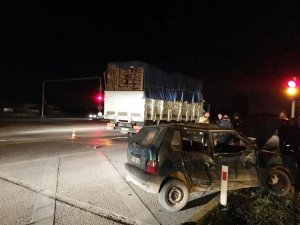 Kamyonun çarptığı araçta ölümden döndüler