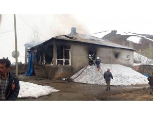 Yüksekova’da ev yangını