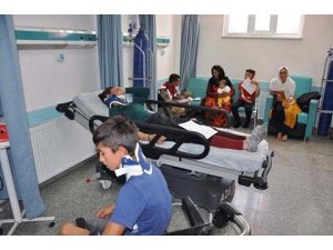 Tarım işçilerini taşıyan kamyonet devrildi: 24 yaralı