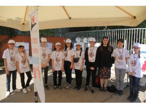 Güneş enerjisi ile maket köprüyü aydınlattılar