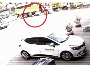 Yaşlı adamın hafriyat kamyonunun altında ezilme anı güvenlik kamerasında
