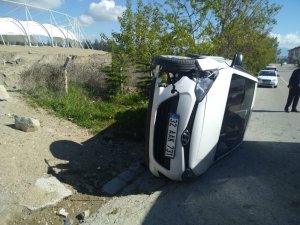 Isparta’da kontrolden çıkan otomobil yan yattı: 1 yaralı