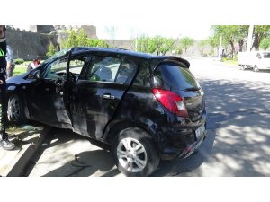 Otomobil ağaca çarptı: 1’i ağır 2 yaralı