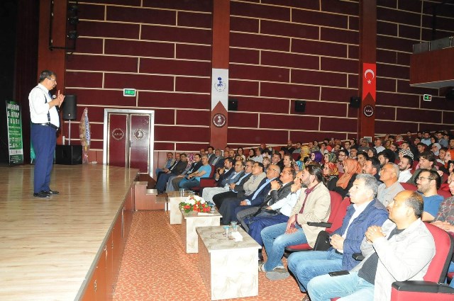 Akşehir’de Hayati İnanç’tan konferans verdi