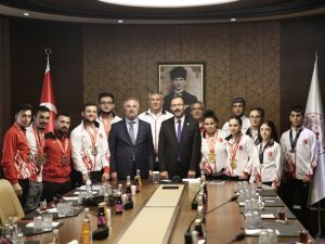 Bakan Kasapoğlu, milli haltercileri kabul etti
