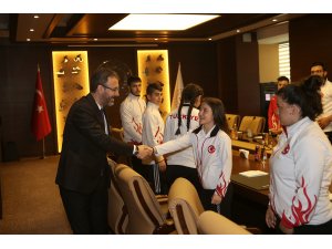 Bakan Kasapoğlu, milli haltercileri kabul etti