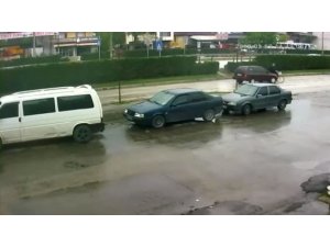Otomobilin bisiklete çarpma anı güvenlik kamerasına takıldı