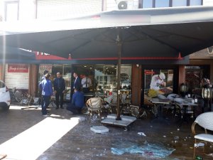 Florya’da kafeye araç daldı: 1’i ağır 3 yaralı