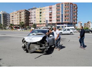 Kırmızı ışıkta geçip kaza yaptı, "Yol boştu geçerim sandım" dedi