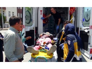 Servisten inen öğrenciye otomobil çarptı: 1 yaralı
