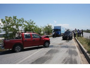 Manavgat’ta kamyonetler kafa kafaya çarpıştı:1 yaralı
