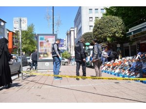Kız kardeşini ve onun yanındaki şahsı cadde üzerinde vurdu