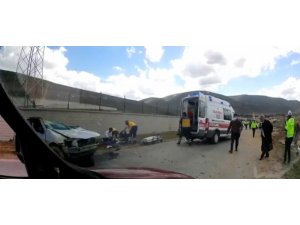 Bayburt’ta takla atan otomobilde sıkışan sürücü kurtarıldı