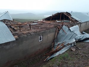 Bingöl’de fırtına çatı uçurdu