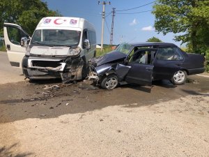 Minibüs ile otomobil çarpıştı: 1 yaralı