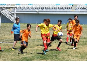 Futbol yıldızlarda şampiyon Karamehmet Ortaokulu