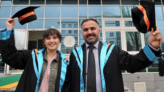 Baba 47 kızı 22 yaşında... Aynı üniversiteden mezun oldular...