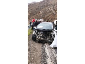 Yüksekova’da tır ile otomobil çarpıştı: 5 yaralı