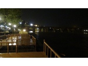 Bir kadının Dicle nehrine atlayarak intihar ettiği iddiası arama-kurtarma ekiplerini alarma geçirdi