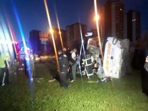 Adana Dr. Ahmet sadık bulvarında yolcu otobüsü devrildi çok sayıda yaralı var, bölgeye sağlık ekipleri sev edildi.