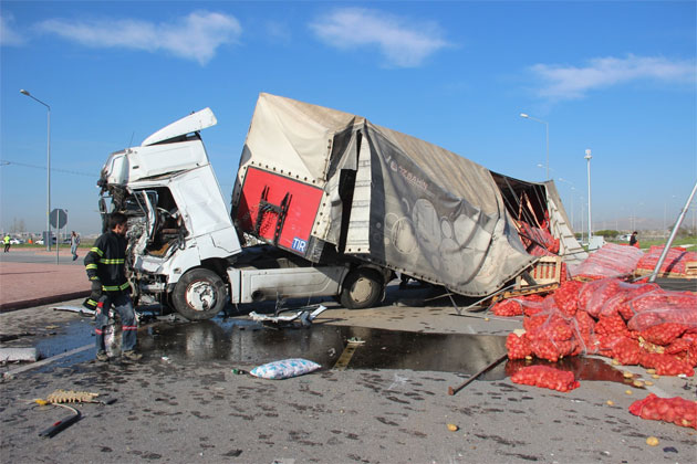Konya'da işçi servisi tırla çarpıştı: 1 ölü, 24 yaralı