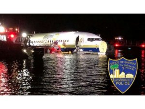 Florida’da uçak pistten kayıp nehre girdi