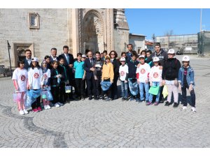 Öğrenciler tarihi camide ramazan temizliği yaptı