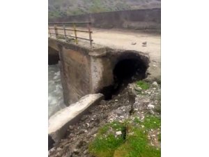 Siirt’te aşırı yağışlardan dolayı 11 köyün kullandığı köprü zarar gördü, yol ulaşıma kapandı