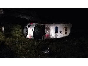 Ambulans kaza yaptı: 3 yaralı