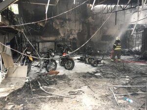 İzmir’de yangın dehşeti: Motosikletler hurdaya döndü