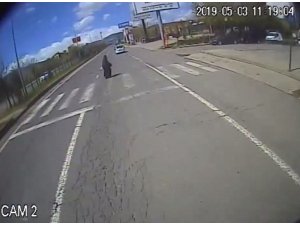 Yayaya çarpmamak için refüje çıktı, o anlar kamerada