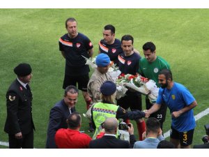 Jandarma’dan takım kaptanlarına çiçek