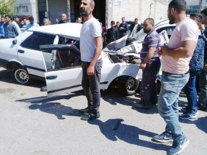 Otomobiller çarpıştı: 2 yaralı
