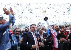 Hekimoğlu Trabzon, şampiyonluk kupasını kaldırdı