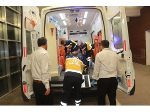 Otomobil traktöre çarptı: 3 yaralı