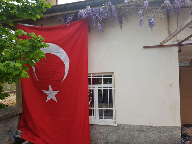 Konyalı şehidin evine Türk bayrağı asıldı